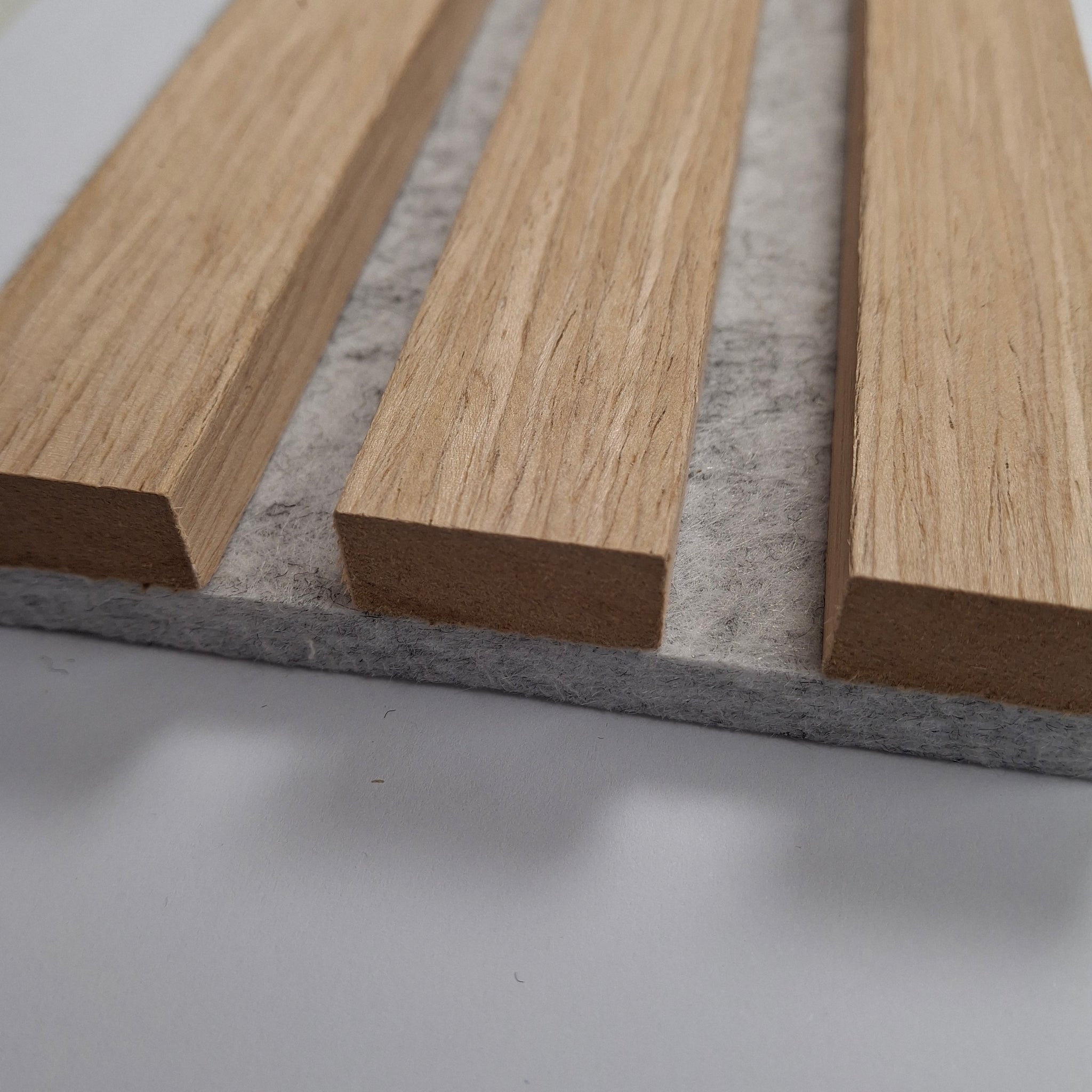 Premium Acoustic Slatted Wall Panels - 3-sided Wood Veneer - Premium Oak on Grey Felt - 240cm x 32cm (2 pieces)
